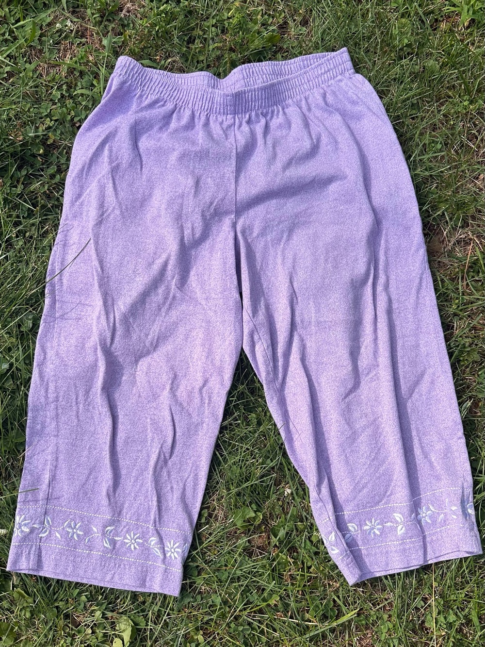 Early 90’s Cathy Daniels Lavender/Lilac Pull-On Capri Pants w White Floral Trim